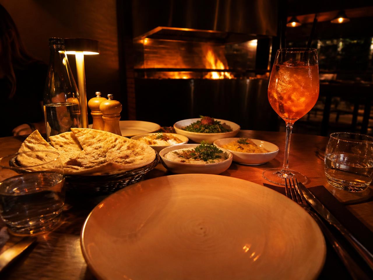 Gedekte tafel met mezze en brood